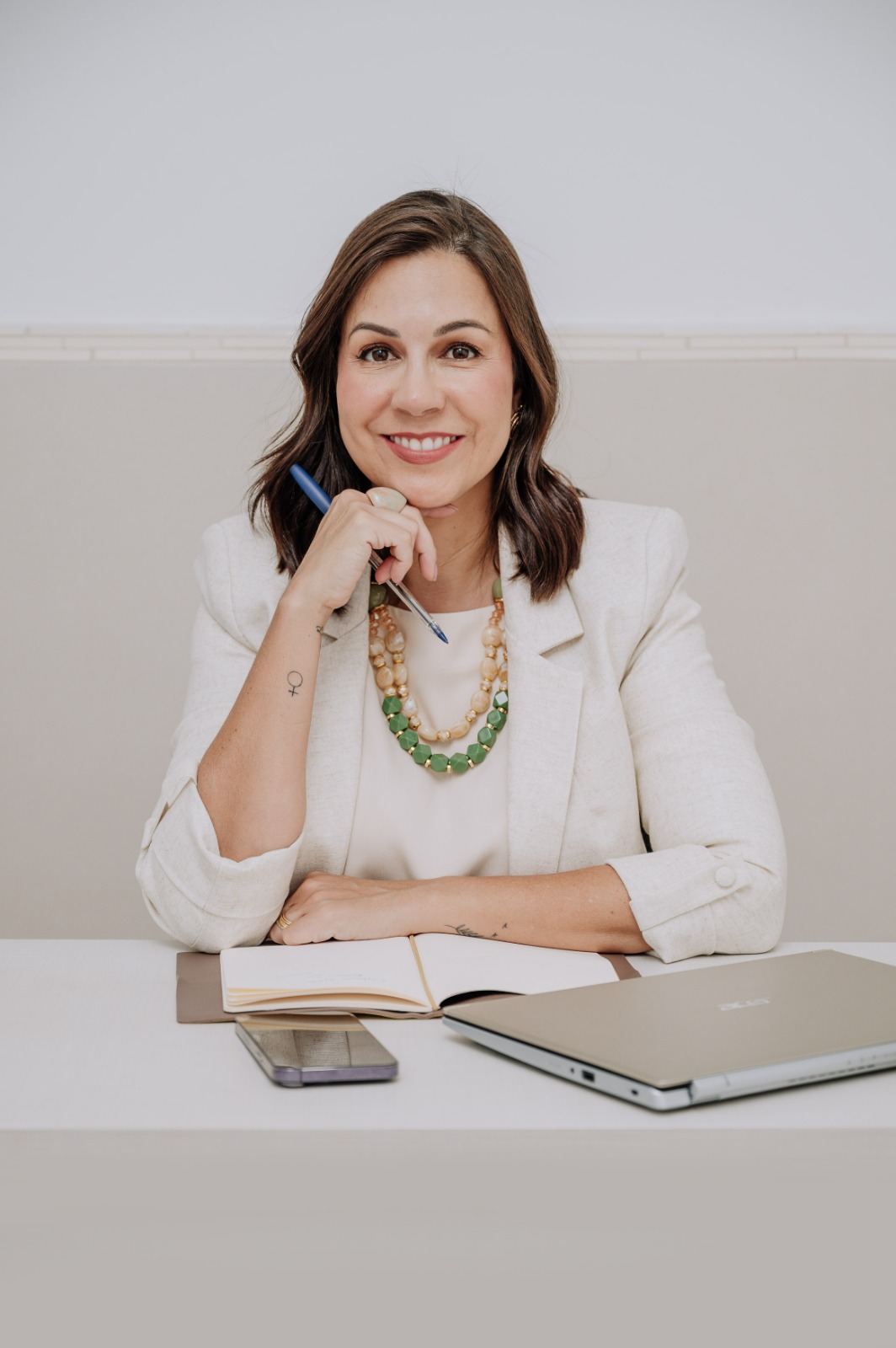 Débora Leite — Psicanalista